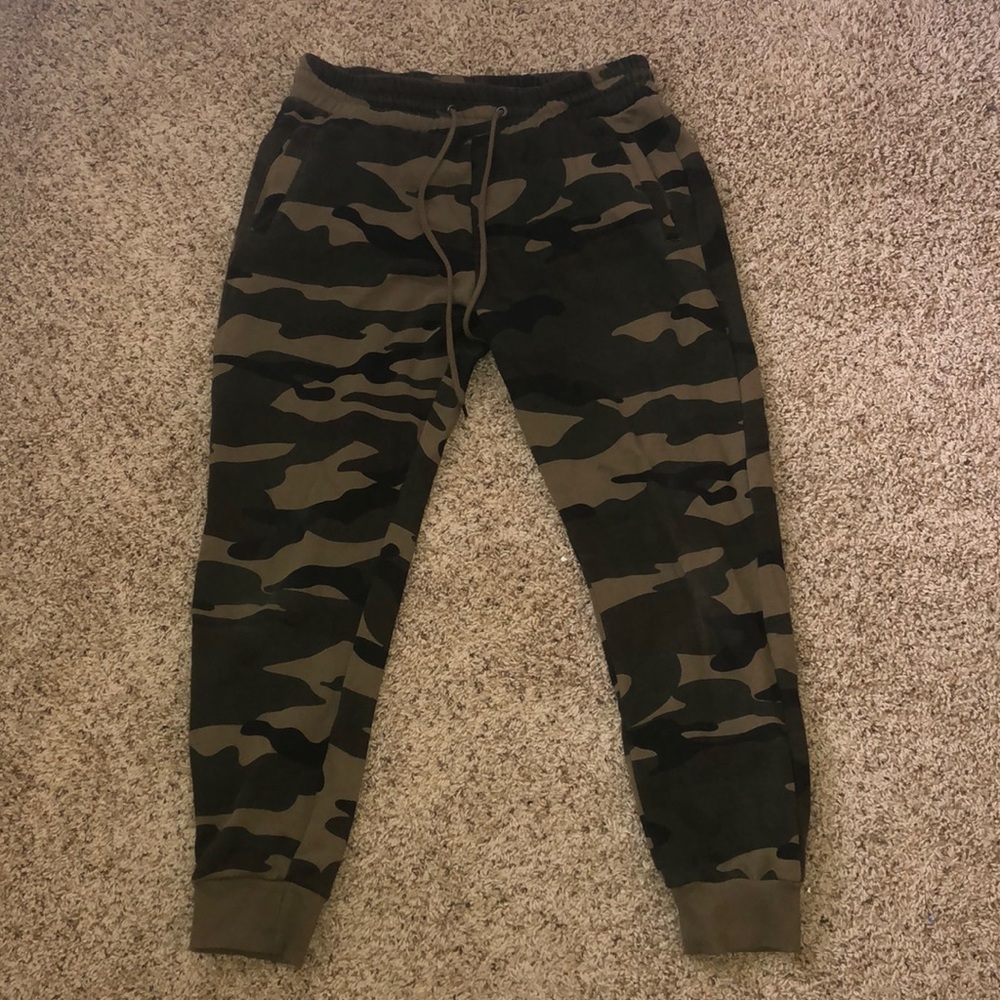 F21 CAMOUFLAGE SWEATPANTS